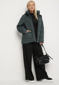 Born2be - Ciemnozielona Pikowana Kurtka z Kapturem i Ozdobnymi Suwakami Carnaye. Okazja: na co dzień, na spacer. Typ kołnierza: kaptur. Kolekcja: plus size. Kolor: zielony. Materiał: jeans. Styl: sportowy, casual, elegancki #3