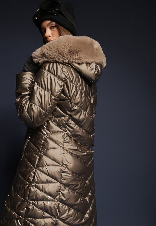 Renee - Złota Pikowana Kurtka Metaliczna z Kapturem i Futerkiem Vivana. Okazja: na co dzień. Typ kołnierza: kaptur. Kolor: złoty. Materiał: futro. Długość rękawa: długi rękaw. Długość: długie. Wzór: aplikacja. Styl: casual, elegancki