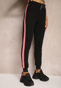 Renee - Czarne Spodnie Dresowe High Waist Wykończone Lampasami i Ozdobione Napisem Sikara. Okazja: na co dzień. Stan: podwyższony. Kolor: czarny. Materiał: dresówka. Długość: krótkie. Wzór: napisy, aplikacja. Styl: sportowy, elegancki, casual #3