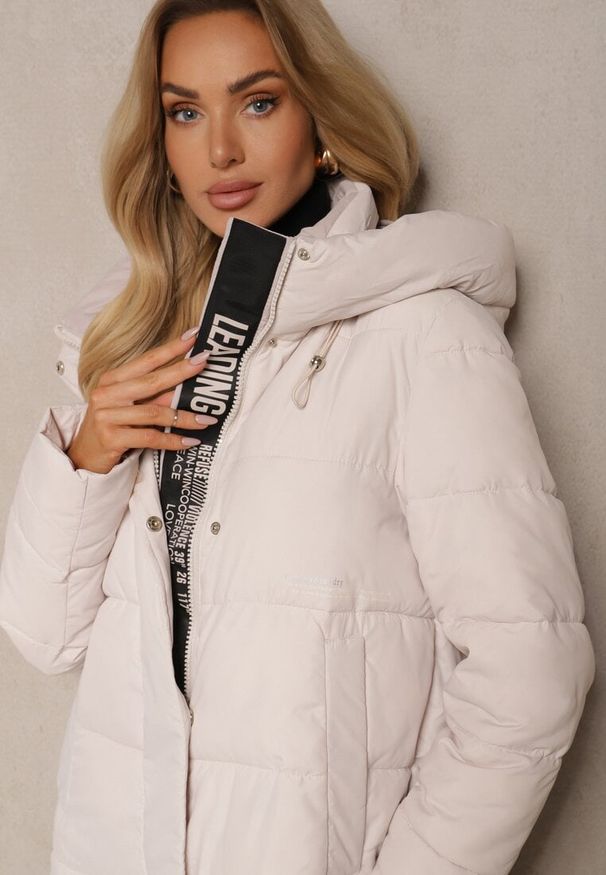 Renee - Jasnobeżowa Pudełkowa Kurtka z Pikowanego Materiału z Dwustronnym Suwakiem i Rozporkami Daisena. Okazja: na co dzień. Kolor: beżowy. Materiał: materiał. Sezon: zima. Styl: casual, klasyczny