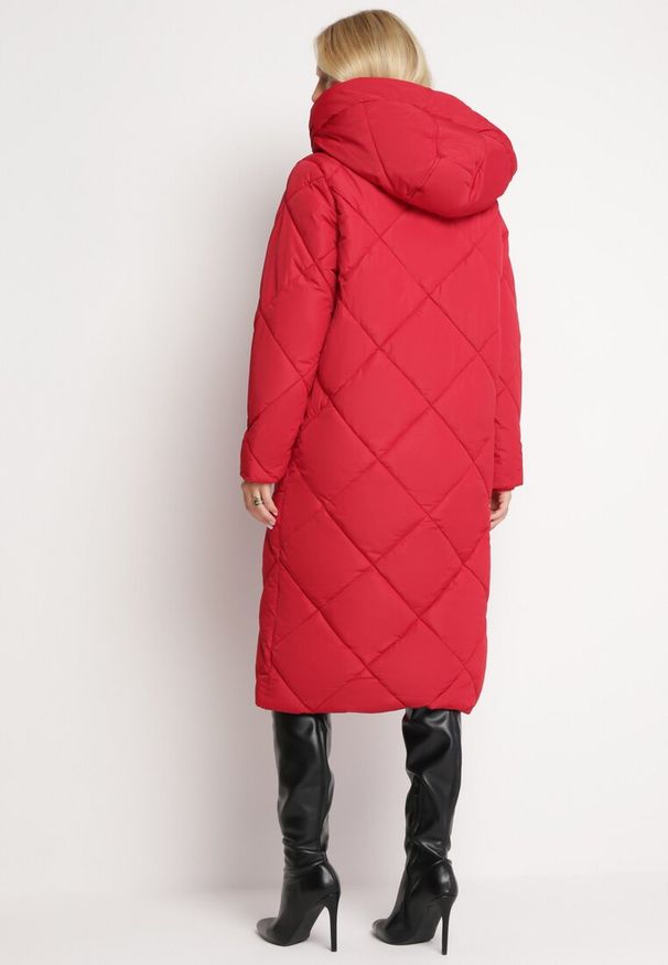 Born2be - Czerwona Kurtka Płaszcz z Geometrycznym Pikowaniem Johnatta. Kolor: czerwony. Wzór: geometria