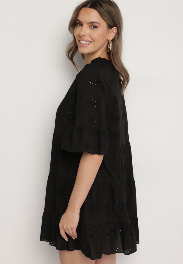 Born2be - Czarna Bawełniana Sukienka z Haftowanej Tkaniny o Koszulowym Kroju z Falbanami Filidwena. Okazja: na co dzień. Typ kołnierza: kołnierzyk klasyczny. Kolor: czarny. Materiał: bawełna, tkanina. Wzór: haft. Typ sukienki: koszulowe. Styl: casual, boho, elegancki, klasyczny