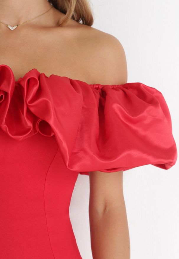 Born2be - Czerwona Sukienka Dopasowana z Falbanami Acore. Okazja: na imprezę. Kolor: czerwony. Styl: elegancki