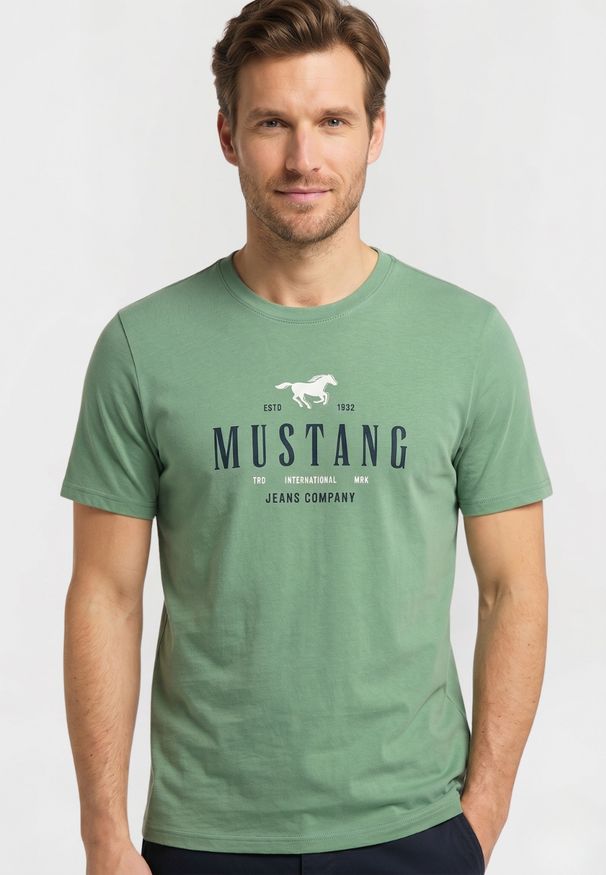 Męski T-Shirt Mustang Style Alex C Print Dark Ivy 1016683 6326. Wzór: nadruk