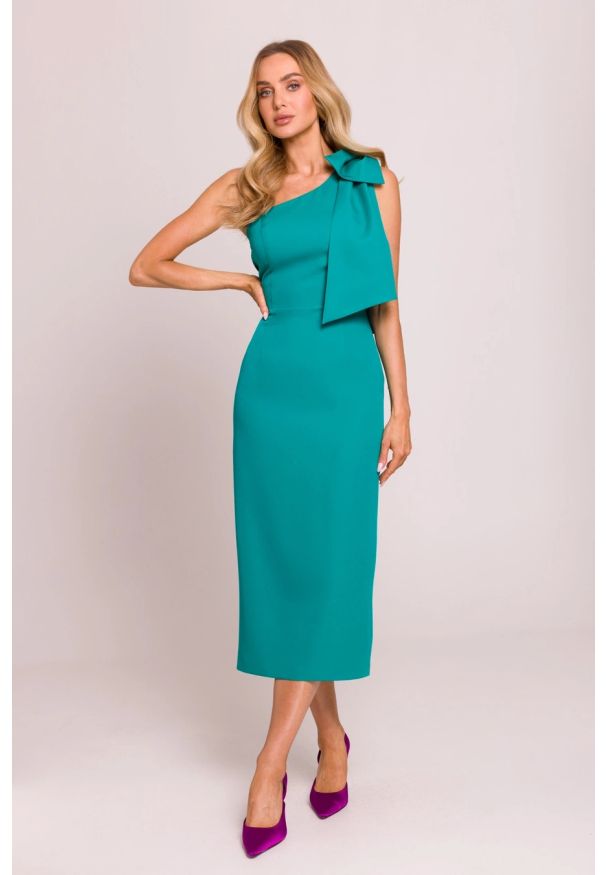 MOE - Elegancka sukienka ołówkowa na jedno ramię z kokardą turkus. Okazja: na wesele, na ślub cywilny, na imprezę. Typ kołnierza: kokarda. Materiał: materiał, elastan. Typ sukienki: ołówkowe. Styl: elegancki. Długość: midi