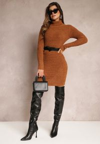 Renee - Brązowa Sweterkowa Sukienka Mini w Prążki z Wełną Klonxe. Typ kołnierza: golf. Kolor: brązowy. Materiał: wełna. Długość rękawa: długi rękaw. Wzór: prążki. Długość: mini #2