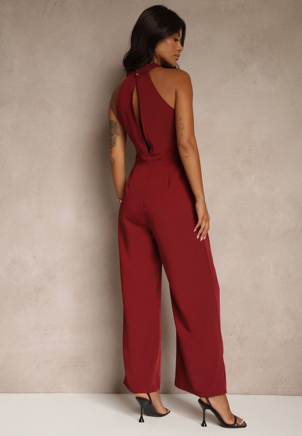 Renee - Bordowy Kombinezon Wide Leg z Ozdobnym Wiązaniem przy Szyi Silelia. Okazja: na co dzień. Kolor: czerwony. Długość rękawa: bez rękawów. Styl: casual, elegancki, klasyczny