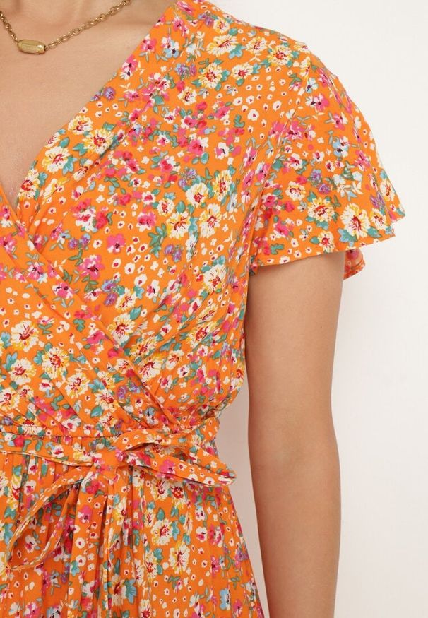 Born2be - Pomarańczowa Wiskozowa Kopertowa Sukienka Wiązana Materiałowym Sznurkiem z Gumką w Talii Zanlea. Typ kołnierza: dekolt w kształcie V. Kolor: pomarańczowy. Materiał: materiał, wiskoza. Długość rękawa: krótki rękaw. Sezon: lato. Typ sukienki: kopertowe