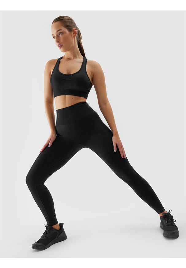 4f - 4F Legginsy treningowe bezszwowe damskie - czarne XS/S. Stan: podwyższony. Kolor: czarny. Materiał: dzianina, elastan, włókno, syntetyk, materiał. Długość: do kostek. Wzór: gładki, jednolity, ze splotem. Sport: fitness