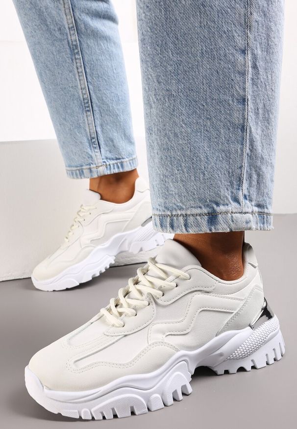 Renee - Białe Sneakersy Ozdobione Metaliczną Wstawką na Grubej Podeszwie Ashtonia. Kolor: biały. Wzór: aplikacja