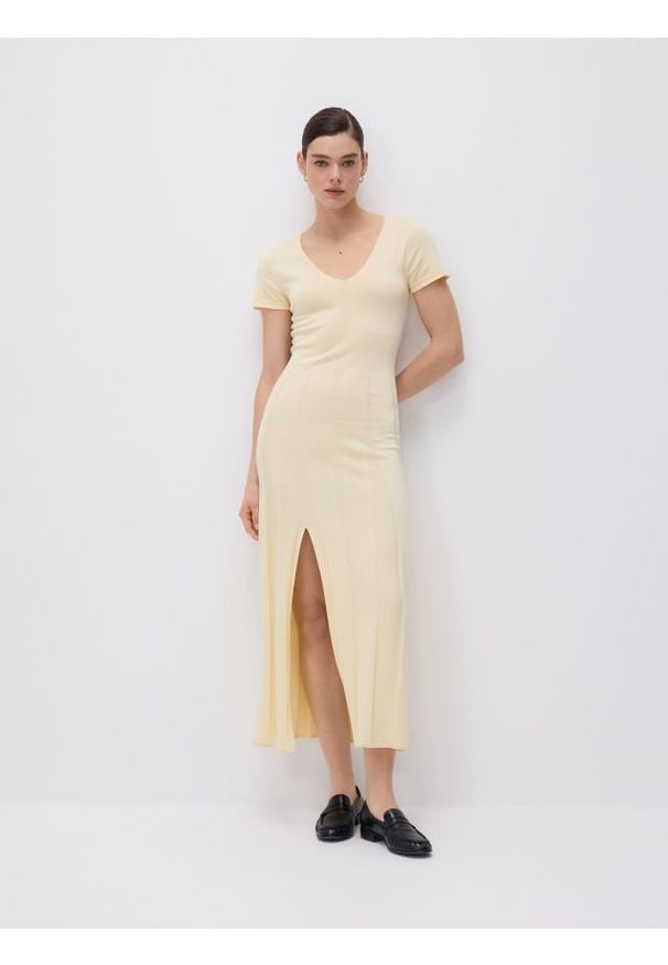 Reserved - Sukienka z lyocellem - jasnożółty. Kolor: żółty. Materiał: jedwab, dzianina