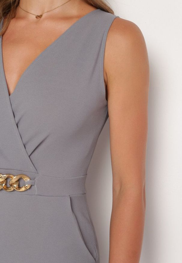 Born2be - Szary Kopertowy Kombinezon Bodycon bez Rękawów z Ozdobnym Łańcuchem Yaelia. Kolor: szary. Długość rękawa: bez rękawów. Długość: długie. Styl: elegancki