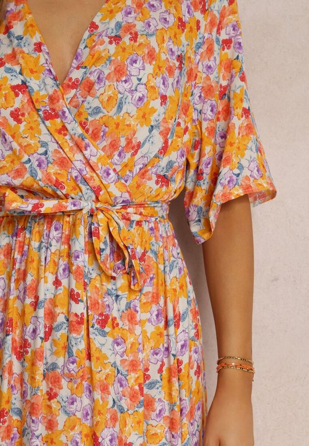 Renee - Pomarańczowo-Biała Sukienka Pheliphae. Typ kołnierza: dekolt kopertowy. Kolor: pomarańczowy. Materiał: wiskoza, materiał. Długość rękawa: krótki rękaw. Wzór: kolorowy, kwiaty, nadruk. Typ sukienki: kopertowe. Długość: maxi