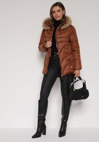 Born2be - Brązowa Pikowana Kurtka o Trapezowym Kroju z Kapturem i Odpinanym Futerkiem Deolaine. Okazja: na co dzień. Typ kołnierza: kaptur. Kolor: brązowy. Materiał: futro. Długość rękawa: długi rękaw. Długość: długie. Styl: elegancki, casual #3