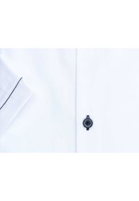 Modini - Biała koszula męska z granatowymi kontrastami w kropki - krótki rękaw YK02. Kolor: wielokolorowy, niebieski, biały. Materiał: poliester, bawełna, tkanina. Długość rękawa: krótki rękaw. Długość: krótkie. Wzór: kropki. Styl: klasyczny