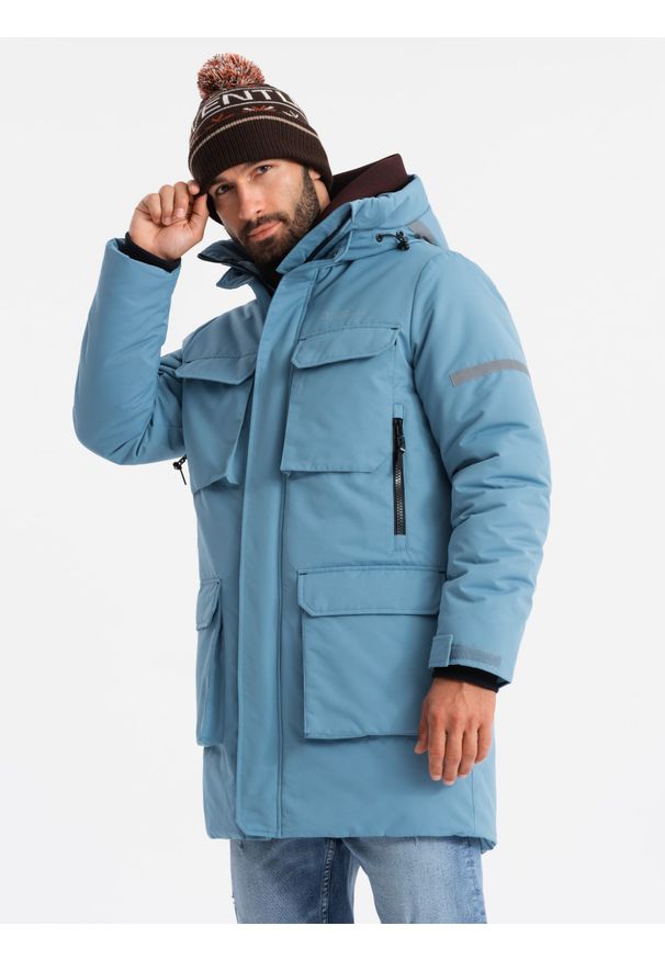 Ombre Clothing - Ocieplana długa męska kurtka z odblaskowymi elementami – niebieska V4. Typ kołnierza: kołnierzyk stójkowy. Kolor: niebieski. Materiał: guma, puch, poliester, materiał, satyna, syntetyk. Długość: długie. Wzór: gładki, aplikacja. Styl: elegancki