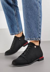Born2be - Czarne Botki Typu Trzewiki z Imitacji Zamszu Vices Implie. Okazja: na co dzień. Kolor: czarny. Materiał: zamsz. Styl: klasyczny, casual, elegancki
