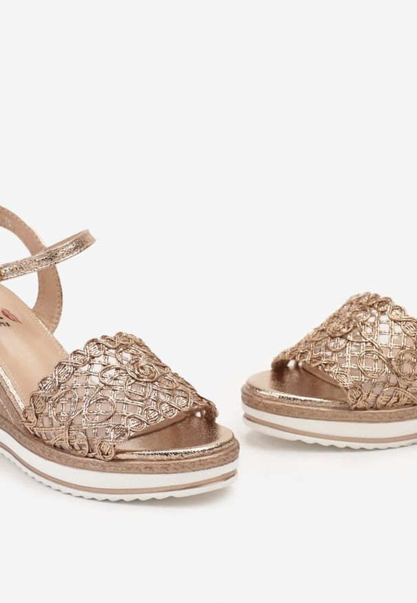 Born2be - Szampańskie Sandały na Plecionym Koturnie z Ażurową Cholewką i Sprzączką Ainna. Okazja: na imprezę. Zapięcie: sprzączka. Kolor: złoty. Wzór: ażurowy. Sezon: lato. Obcas: na koturnie. Styl: elegancki