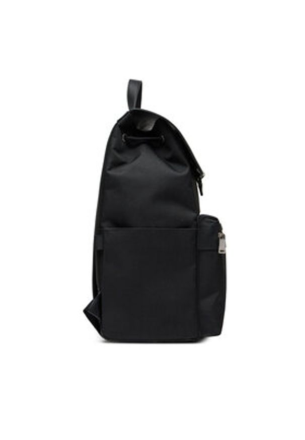 Calvin Klein Plecak Contrast Flap Backpack LV04D3030G Czarny. Kolor: czarny. Materiał: skóra