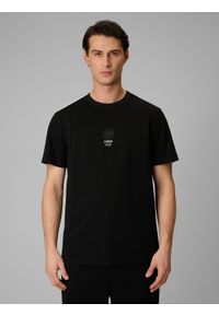 4f - 4F T-shirt relaxed z nadrukiem męski - czarny M. Okazja: na co dzień. Kolor: czarny. Materiał: dzianina. Wzór: nadruk. Styl: sportowy, casual #1