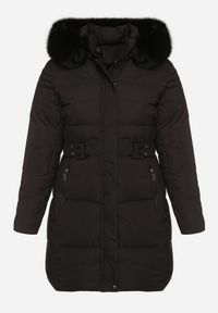Born2be - Czarna Pikowana Kurtka z Kapturem z Futrem i Paskiem w Talii Acendria. Okazja: na co dzień. Typ kołnierza: kaptur. Kolekcja: plus size. Kolor: czarny. Materiał: futro. Styl: casual, klasyczny #2