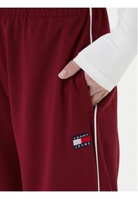 Tommy Jeans Spodnie dresowe Archive DW0DW22633 Bordowy Regular Fit. Kolor: czerwony. Materiał: syntetyk #2