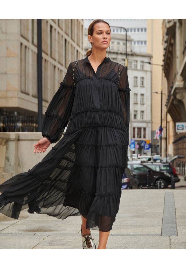 BY CABO - Czarna sukienka ANGELINA. Kolor: czarny. Materiał: wiskoza, jedwab, materiał. Styl: boho, elegancki, glamour