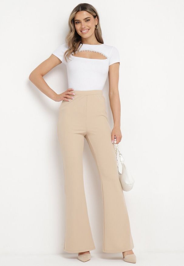 Born2be - Biała Prążkowana Bluzka Bawełniana z Wycięciem Ozdobionym Cyrkoniami Eliwina. Kolor: biały. Materiał: prążkowany, bawełna. Wzór: aplikacja. Styl: elegancki