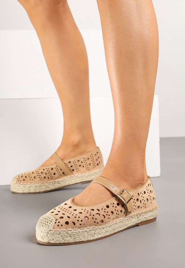 Renee - Brązowe Płaskie Espadryle z Plecionką i Ażurową Cholewką Aralithra. Okazja: na co dzień. Nosek buta: okrągły. Zapięcie: sprzączka. Kolor: beżowy. Szerokość cholewki: normalna. Wzór: ażurowy. Styl: elegancki, casual, street