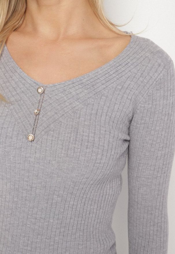 Born2be - Szary Prążkowany Sweter z Dekoltem w Serek z Biżuteryjnymi Aplikacjami Ralinasa. Okazja: na co dzień. Typ kołnierza: dekolt w serek. Kolor: szary. Materiał: prążkowany. Wzór: aplikacja. Styl: casual