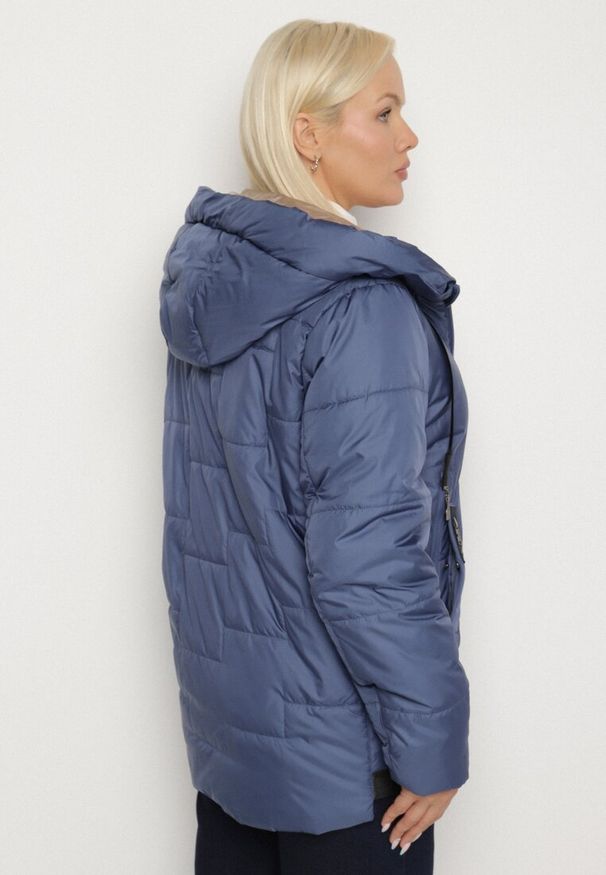 Born2be - Niebieska Pikowana Kurtka z Kapturem i Ozdobnymi Suwakami Tulirisa. Okazja: na co dzień. Typ kołnierza: kaptur. Kolekcja: plus size. Kolor: niebieski. Materiał: jeans. Styl: sportowy, casual