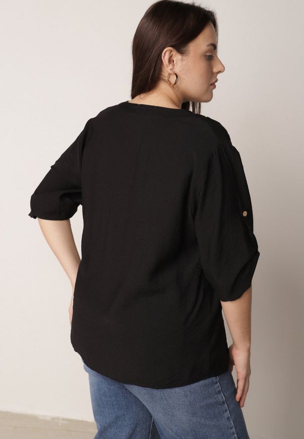 Born2be - Czarna Bluzka Ozdobiona Guzikami i Haftowanymi Kwiatami Delmana. Okazja: na co dzień. Kolekcja: plus size. Kolor: czarny. Materiał: materiał, tkanina. Wzór: aplikacja, kwiaty, haft. Sezon: lato. Styl: klasyczny, casual
