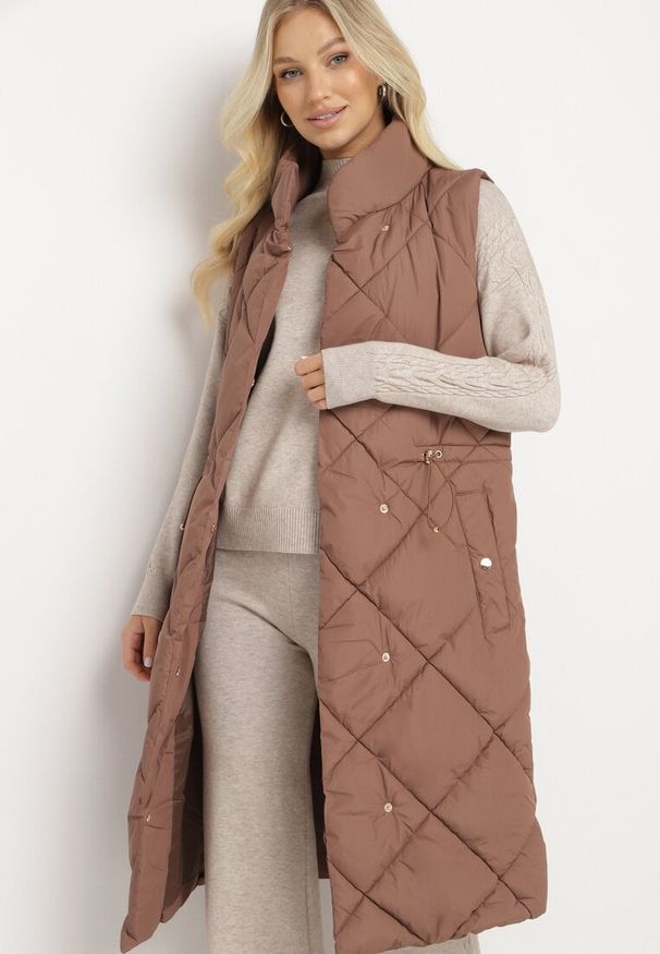 Born2be - Ciemnobrązowa Pikowana Kamizelka o Długim Kroju ze Stójką i Kieszeniami Avatheia. Okazja: na co dzień. Typ kołnierza: kołnierzyk stójkowy. Kolor: brązowy. Materiał: jeans. Długość: długie. Wzór: aplikacja. Styl: klasyczny, casual, elegancki