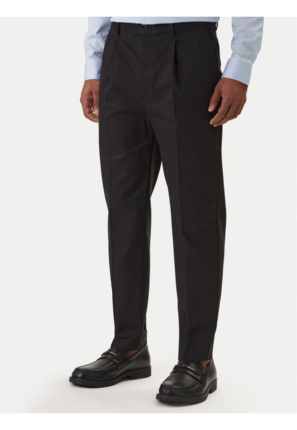 Calvin Klein Chinosy LV04LE612G Czarny Tapered Fit. Kolor: czarny. Materiał: bawełna