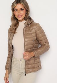 Born2be - Ciemnobeżowa Kurtka Pikowana z Odpinanym Katurem Rilevama. Kolor: beżowy. Styl: elegancki