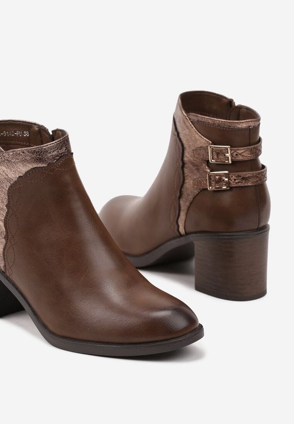 Born2be - Brązowe Botki na Obcasie z Ozdobnymi Paskami i Klamrami Reanira. Okazja: na co dzień. Zapięcie: klamry. Kolor: brązowy. Wzór: paski. Materiał: jeans. Sezon: zima, jesień. Obcas: na obcasie. Styl: wizytowy, casual, elegancki. Wysokość obcasa: średni