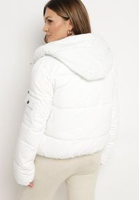 Born2be - Biała Prosta Kurtka Pikowana z Kapturem i Kieszeniami Mirilda. Okazja: na spacer, na co dzień. Typ kołnierza: kaptur. Kolor: biały. Materiał: jeans. Sezon: zima. Styl: klasyczny, casual, elegancki #7