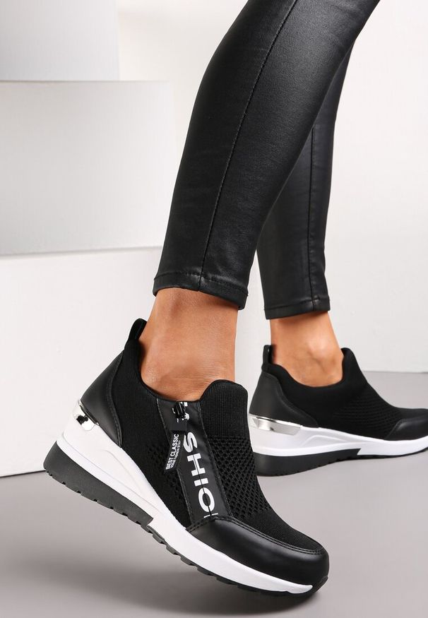 Renee - Czarne Wsuwane Sneakersy na Grubej Podeszwie i Koturnie z Ozdobną Taśmą Rosaleena. Zapięcie: bez zapięcia. Kolor: czarny. Obcas: na koturnie