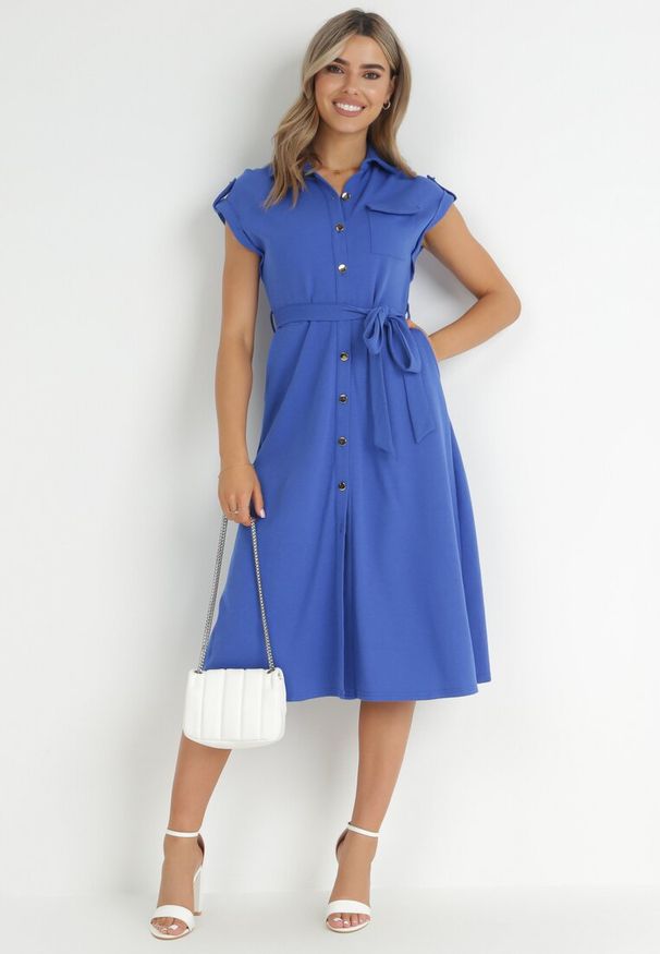 Born2be - Niebieska Sukienka Koszulowa Phinitrite. Okazja: na co dzień. Kolor: niebieski. Wzór: aplikacja. Typ sukienki: koszulowe. Materiał: materiał. Długość rękawa: krótki rękaw. Sezon: lato. Styl: casual. Długość: midi