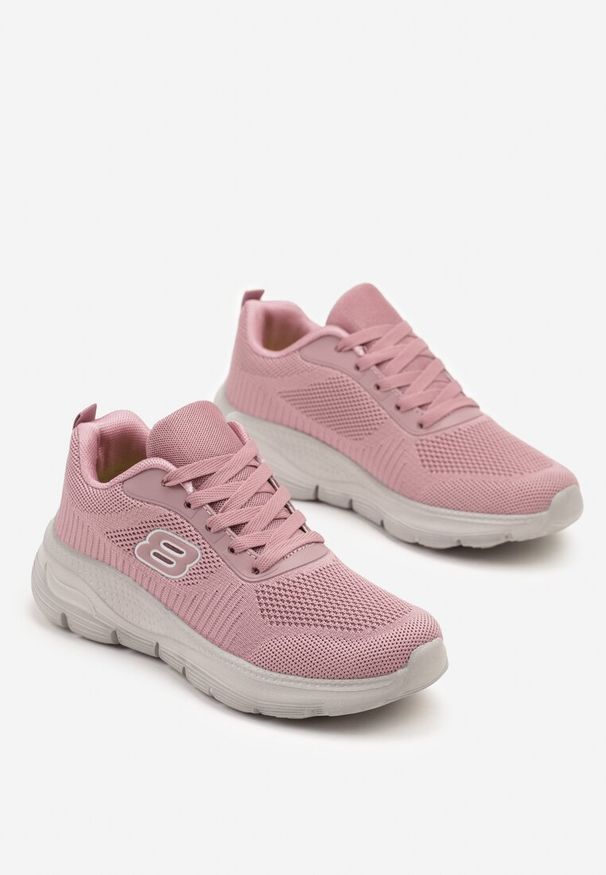 Renee - Różowe Siateczkowe Buty Sportowe Sneakersy na Piankowej Podeszwie Zdobione Aplikacją Sonessa. Okazja: na co dzień. Kolor: różowy. Materiał: koronka, jeans. Wzór: aplikacja