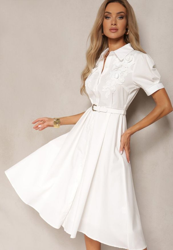 Renee - Biała Sukienka w Koszulowym Stylu z Paskiem Ozdobiona Koronką Ilidia. Kolor: biały. Materiał: koronka. Wzór: koronka, aplikacja. Typ sukienki: koszulowe. Styl: klasyczny, elegancki