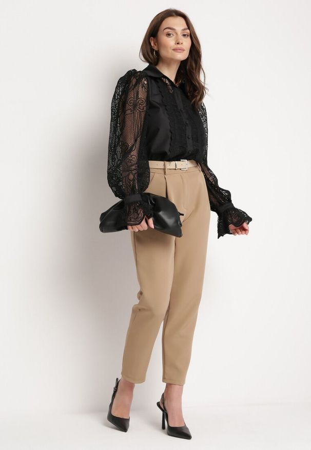 Born2be - Czarna Koszula z Bufiastymi Rękawami Ozdobiona Koronkowymi Wstawkami Cherala. Okazja: na co dzień. Typ kołnierza: kołnierzyk klasyczny. Kolor: czarny. Materiał: koronka. Długość: długie. Wzór: aplikacja. Styl: casual, klasyczny