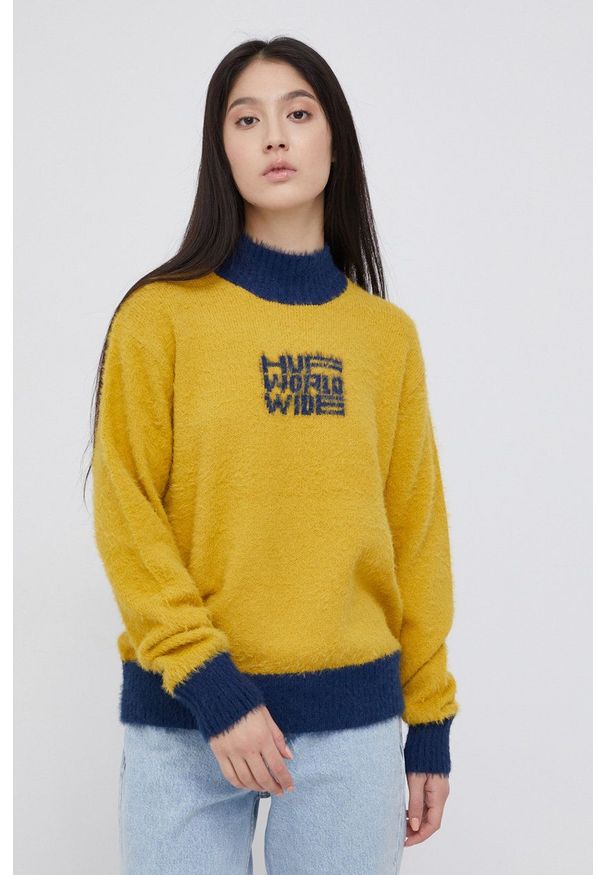 HUF Sweter damski kolor żółty z półgolfem. Okazja: na co dzień. Kolor: żółty. Materiał: dzianina. Długość rękawa: długi rękaw. Długość: długie. Styl: casual