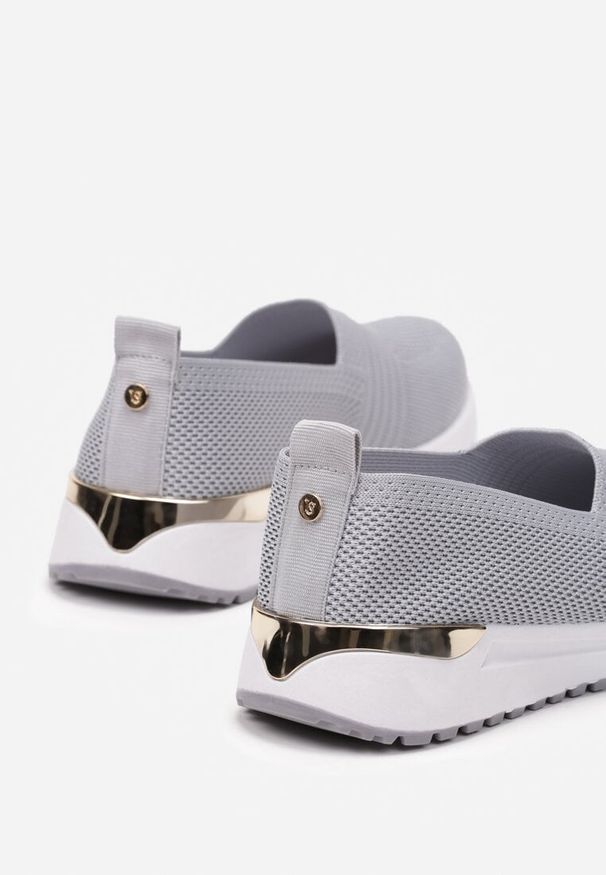 Renee - Szare Tenisówki Elastyczne z Metaliczną Wstawką na Zapiętku Jestella. Okazja: na co dzień. Kolor: szary. Materiał: jeans. Wzór: gładki. Styl: elegancki, casual