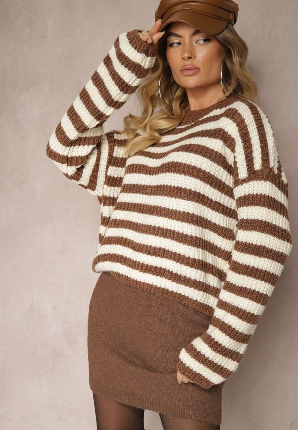 Renee - Biało-Brązowy Casualowy Sweter z Bawełną Ozdobiony Paskami Zinaja. Okazja: na co dzień. Kolor: biały. Materiał: bawełna. Wzór: aplikacja. Styl: casual