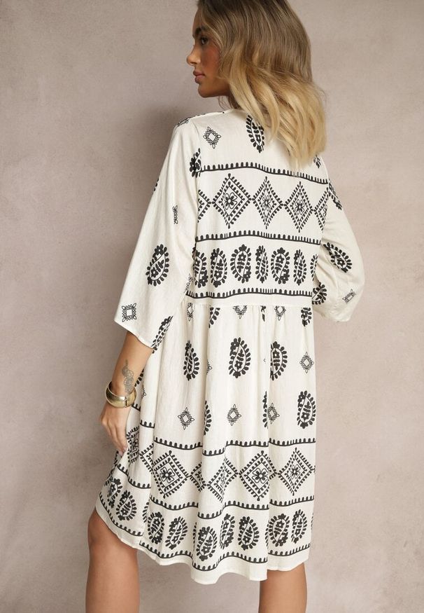 Renee - Czarno-Biała Sukienka z Wiskozy w Stylu Boho Virisna. Okazja: na spacer, na co dzień, na imprezę. Typ kołnierza: dekolt w kształcie V. Kolor: czarny. Materiał: wiskoza. Wzór: aplikacja, kolorowy. Sezon: lato. Styl: boho