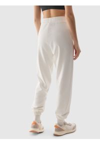 4f - Spodnie dresowe joggery damskie - kremowe. Kolor: biały. Materiał: dresówka. Wzór: ze splotem, gładki