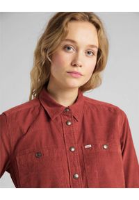 Lee - LEE WORKSHIRT DRESS DAMSKA SUKIENKA KOSZULOWA RED OCHRE L50SMROE. Typ sukienki: koszulowe