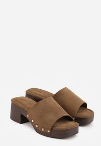 Renee - Zielone Klapki w Stylu Drewniaków z Nitami na Klockowym Obcasie Junikofa. Okazja: na co dzień. Kolor: zielony. Materiał: zamsz, koronka. Obcas: na obcasie. Styl: casual, rockowy. Wysokość obcasa: średni #5