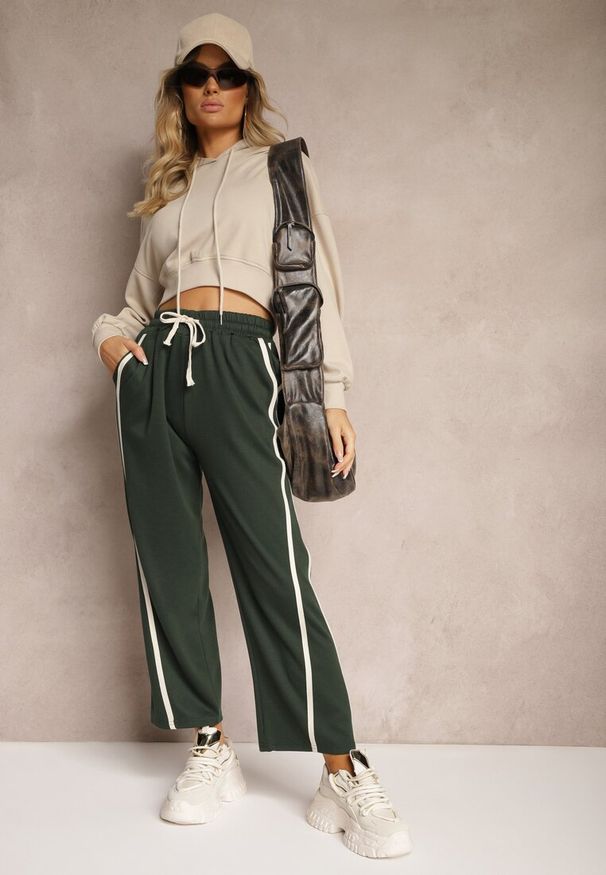 Renee - Ciemnozielone Spodnie z Wiskozą High Waist o Szerokim Kroju Ozdobione Lamówką Lulora. Stan: podwyższony. Kolor: zielony. Materiał: wiskoza. Długość: długie. Wzór: aplikacja